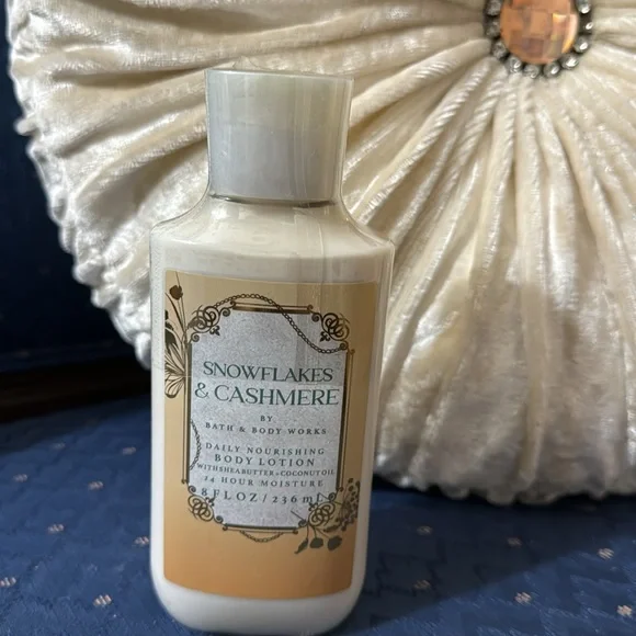 BATH & BODY WORKS SET. . .SNOWFLAKES & CASHMERE SCENT (Items Not Used) - Picture 5 of 6